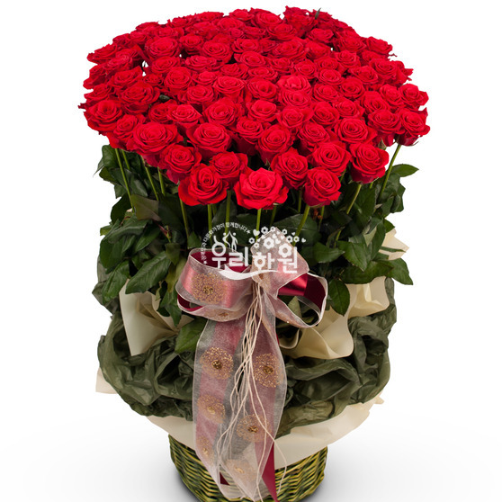 Basket with 100 roses