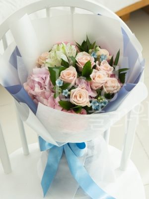 mixed bouquet of hydrangeas