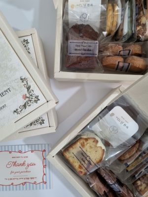 Random Dessert Gift Set Pound Cookie Box [Country of Origin: See Artwork Information]