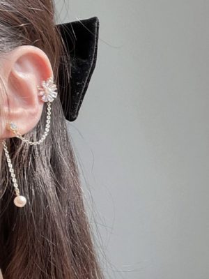 Unrivaled gold color/flower shower ear cuff 🌻